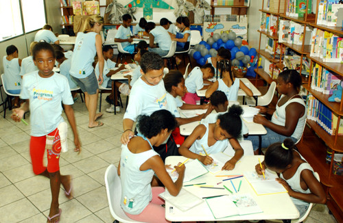 O Dia do Circo começa com a data sendo apresentada na biblioteca infantil (Foto: César Ferreira)