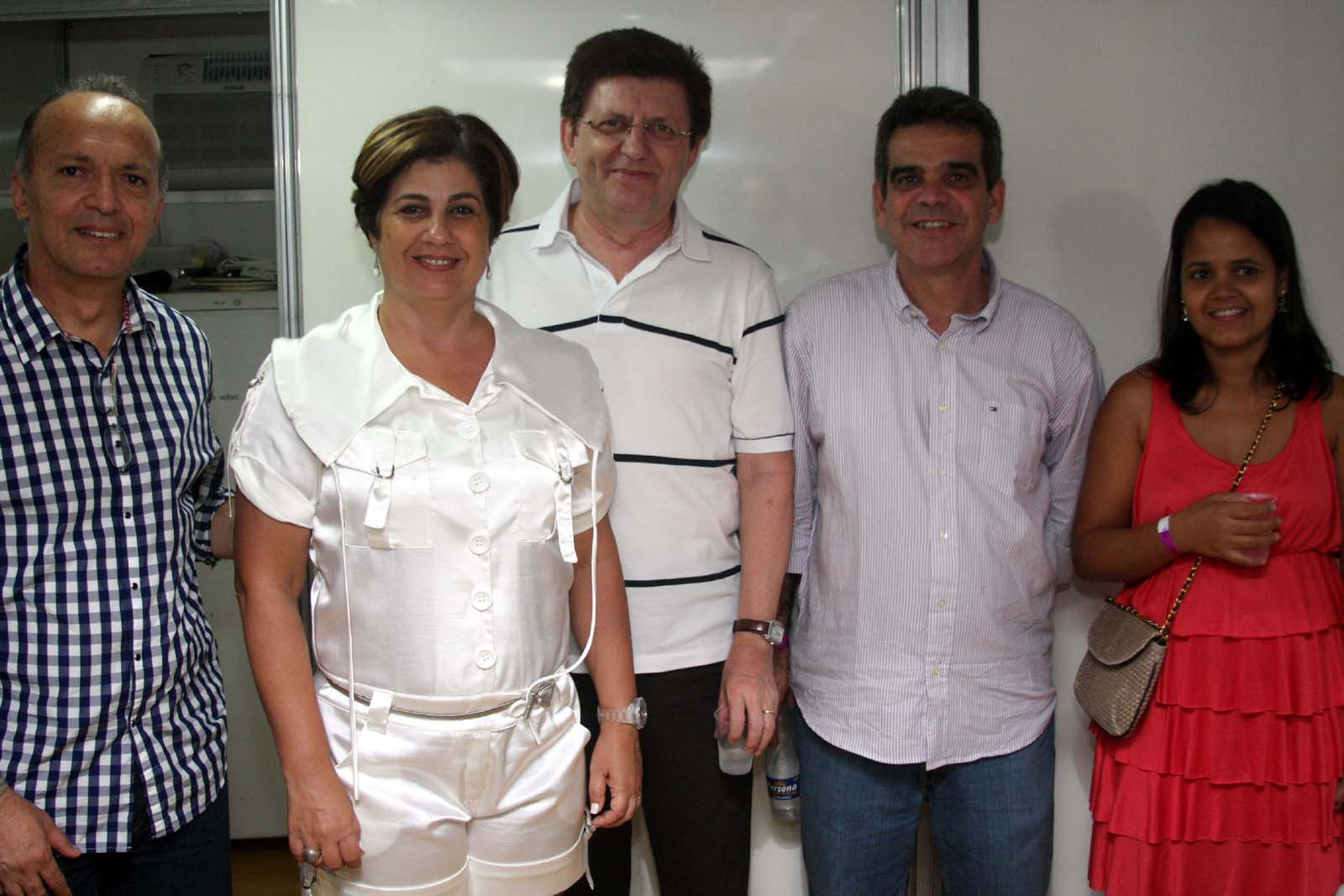 O superintendente da Caixa Econômica Federal, Carlos Roberto Pereira (à esquerda da prefeita); o gerente regional Severino Ribas com a esposa (à direita) e o gerente da agência da Caixa, Daniel Pagung (Foto: Gerson Gomes)