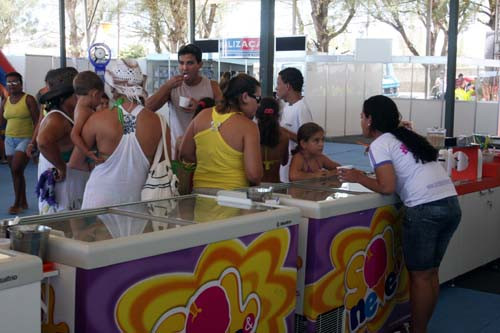 O evento  reúne no mesmo espaço onde funcionou o Shopping Farol, várias empresas fabricantes de sorvetes (Foto: Antônio Leudo)