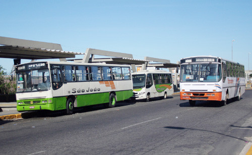 Servidores da prefeitura circulam de ônibus no município com o vale transporte concedido pela municipalidade (Foto: Antônio Leudo)