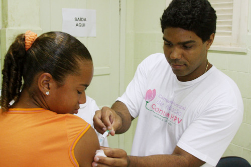 Até agora, mais de oito mil meninas já tomaram a primeira dose da vacina contra o vírus do papiloma humano (HPV) (Foto: Gerson Gomes)