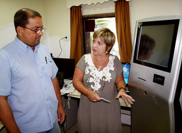 A presidente do Trianon, Maria Auxiliadora Freitas, ao lado o técnico responsável pela implantação do sistema, Vanderson Carneiro (Foto: Divulgação)