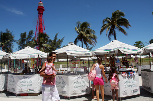 A Feira Mãos de Campos funciona às quintas e sextas, na Praça São Salvador, e de sexta a domingo, no Farol, próximo à rodoviária (Foto: Antônio Leudo)