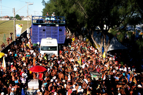 Os trios elétricos vão fazer a festa da galera, a partir das 16h neste sábado e no domingo (Foto: Antônio Leudo)