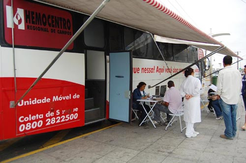 O ônibus permanecerá das 8h às 17h em frente à agência do Banco do Brasil (Foto: Antônio Leudo)