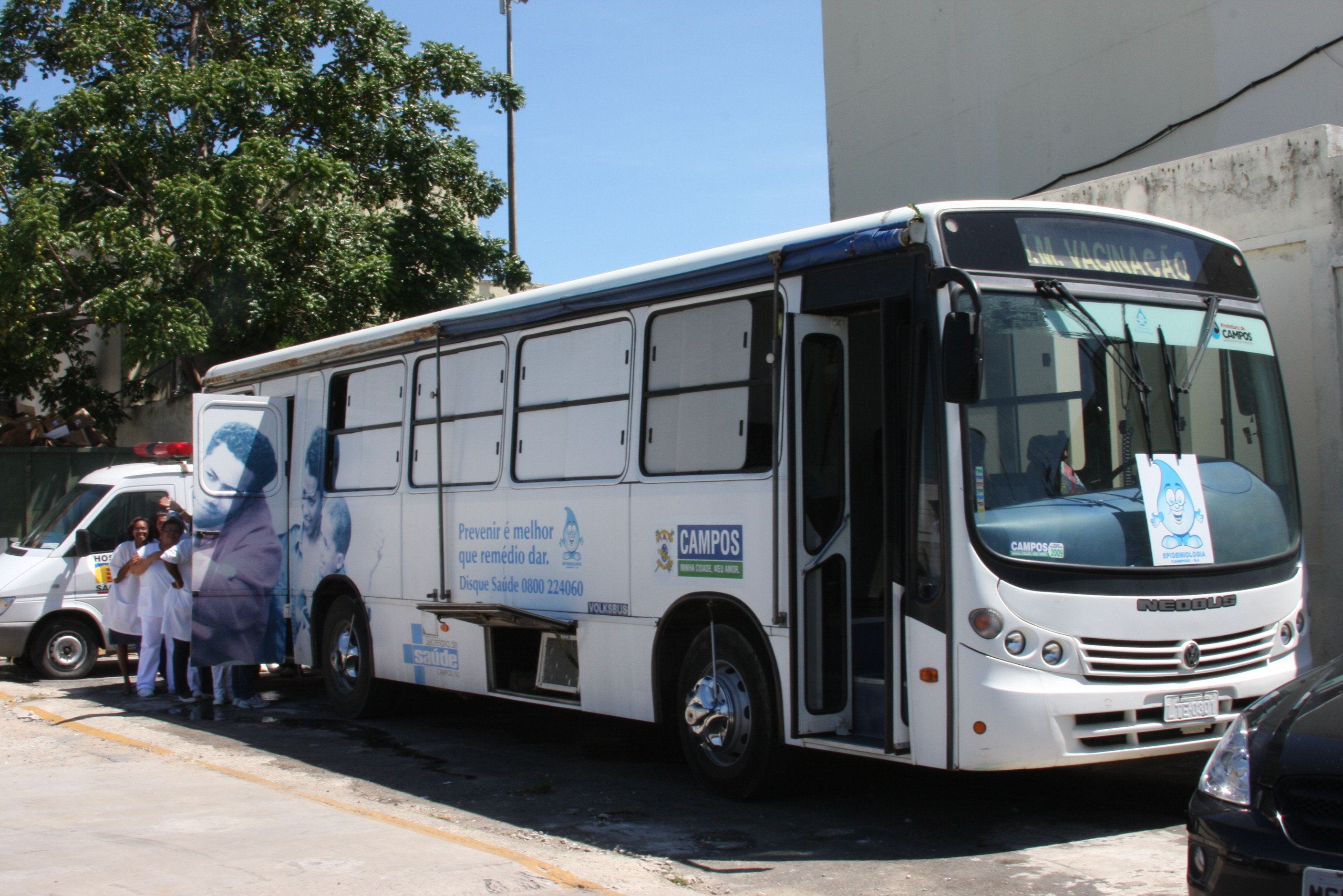 Ônibus da Epidemiologia na Santa Casa para vacinar contra (Foto: Check)