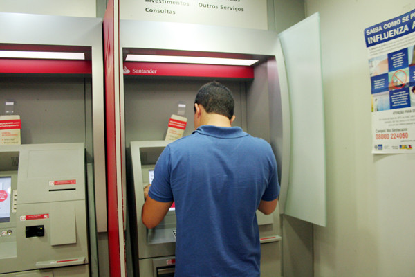 Durante os últimos três dias úteis estarão recebendo 20.762 funcionários efetivos, comissionados e contratados (Foto: Antônio Leudo)