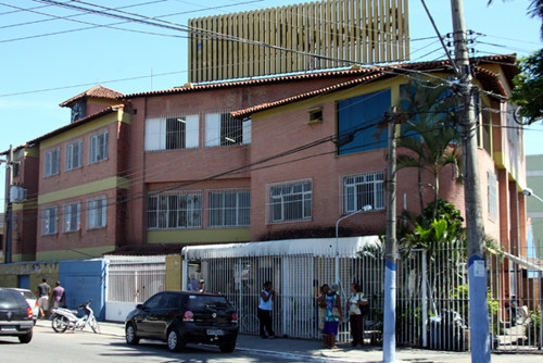 Os candidatos devem apresentar carteira de trabalho, carteira de identidade, CPF, currículo e duas fotos 3x4 (Foto: Gerson Gomes)