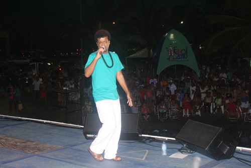 O artista sobe ao palco, montado em frente ao Clube Náutico, para fazer uma grande festa de Carnaval (Foto: Check (Arquivo))