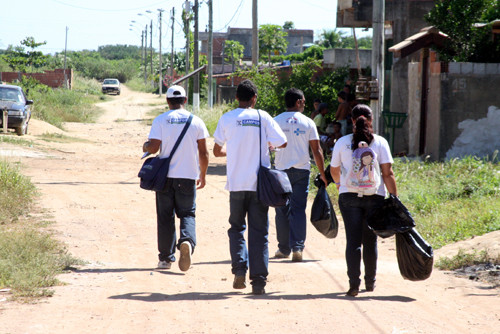 Os agentes de daúde percorrem todo o município (Foto: Hugo Prates)