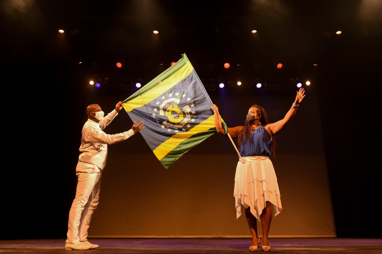 Lei transforma mestre-sala e porta-bandeira em patrimônio do Rio - Noticia  Preta - NP