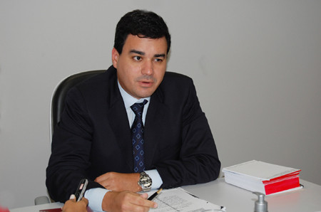 O Procurador Geral do Município, Francisco de Assis Filho, fala dos prazos para apresentação e recursos (Foto: Antônio Leudo)