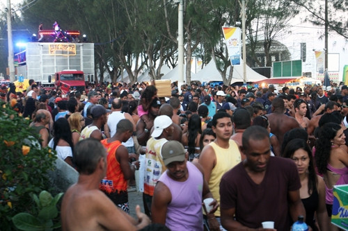 Os veranistas e moradores do Farol podem se preparar para uma verdadeira maratona de trios elétricos durante o carnaval na única praia campista (Foto: Antônio Leudo)