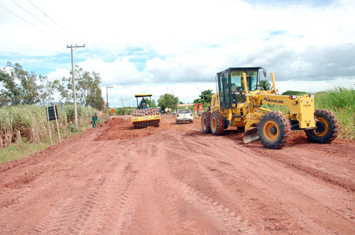 A obra da Estrada de São Bento vai facilitar a interligação dos distritos da Baixada Campista e o trânsito naquela região (Foto: Gerson Gomes)