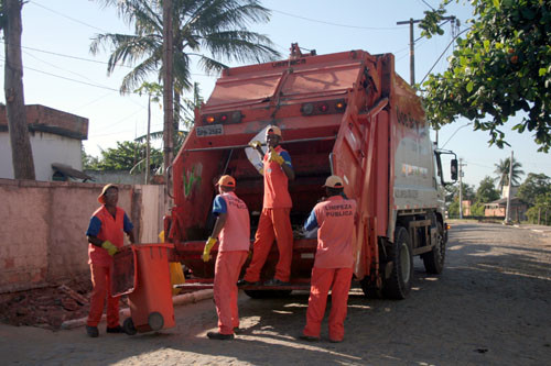 O recolhimento de lixo na cidade é diário (Foto: Antônio Leudo)