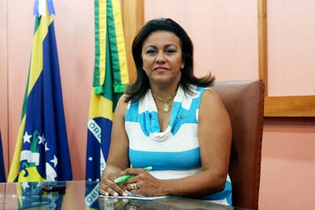 A secretária executiva dorocon, Rosangela Tavares, orienta as pessoas sobre o pagamento e troca dessas compras (Foto: Antônio Leudo)