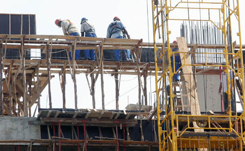 A construção civil está oferecendo uma série de empregos (Foto: Antônio Leudo)