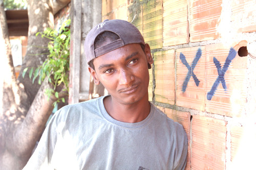 Leandro Serra de Souza, residente na Tapera, espera ansioso mudar (Foto: Roberto Joia)