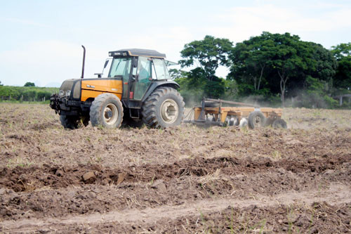 Além dos funcionários da secretaria, a intenção é mostrar ao povo os veículos que fazem o trabalho no campo e que vão fazer parte do desfile do próximo dia 28. (Foto: Antônio Leudo)