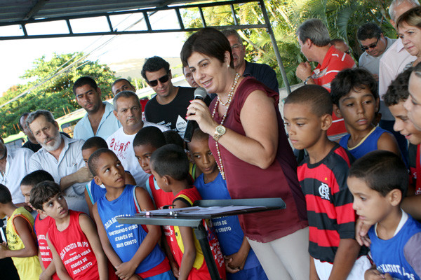 Cercada de crianças do bairro, a Prefeita Rosinha Garotinho fez a entrega à comunidade da nova praça (Foto: César Ferreira)