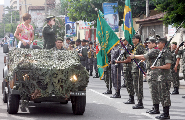 A Prefeita Rosinha Garotinho na abertura do desfile cívico-militar, durante revista às tropas na Avenida 28 de Março. (Foto: Rogério Azevedo)