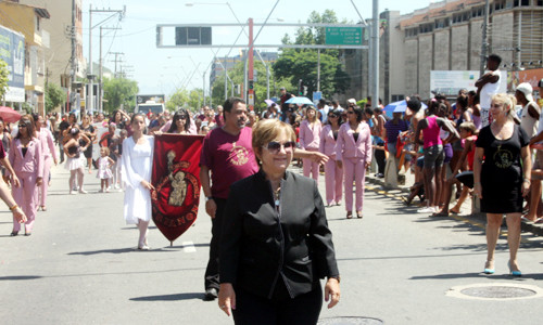 A presidente da Fundação Municipal Trianon, Auxiliadora Freitas, esteve presente durante todo o desfile (Foto: Antônio Leudo)