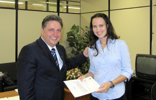 O deputado federal, Anthony Garotinho e a Secretária de Aviação Civil, Fabiana Todesco, em reunião nesta manhã em Brasília (Foto: Divulgação)