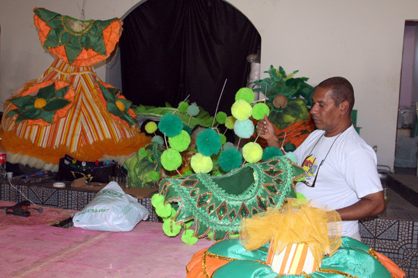 Trabalhos de confecção de fantasias da Tradição Alvi- Anil para o Campos Folia estão a todo vapor (Foto: Check)