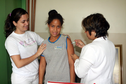 A vacina contra HPV é fornecida gratuitamente pela prefeitura às meninas na faixa etária de 11 a 15 anos (Foto: Divulgação)