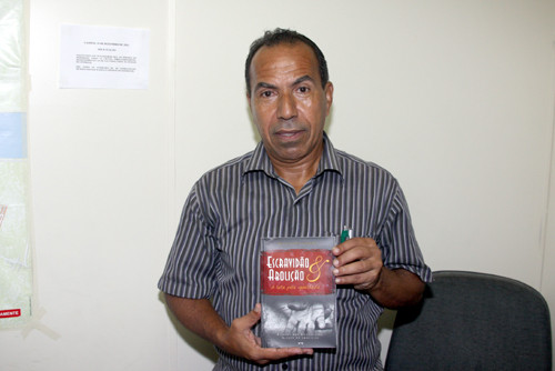 O escritor Hélvio Gomes Cordeiro vai autografar o livro durante a cerimônia de lançamento (Foto: Rogério Azevedo)