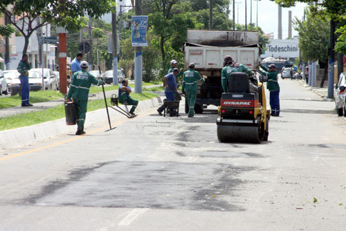 A Avenida Phillipe Uébe foi um dos locais contemplados com a Operação Tapa Buracos (Foto: Rogério Azevedo)