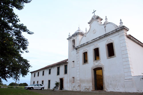 Na data da solenidade de abertura, a Prefeita Rosinha Garotinho lança o livro ?Uma descripção política, geographica e cronographica do Districto dos Campos Goiatacaz?, de 1785 (Foto: Arquivo)