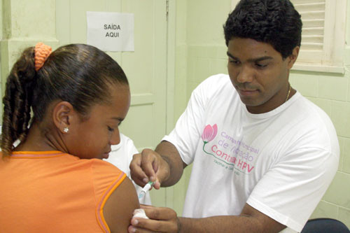 Meninas com idade entre 11 e 15 anos estão sendo imunizadas (Foto: Gerson Gomes)