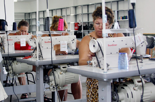 A primeira Cooperativa de Costureiras de Campos foi inaugurada pela prefeita Rosinha Garotinho em janeiro e funciona no prédio do Balcão de Emprego (Foto: Gerson Gomes)