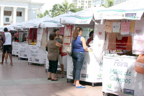 O funcionamento da feira foi antecipado para esta terça-feira (19) e quarta-feira (20), na Praça São Salvador (Foto: Check)