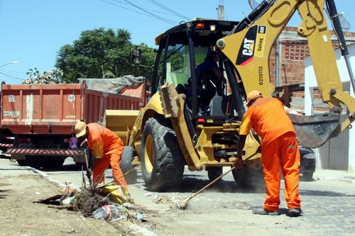 Com equipe e máquinas, a secretaria de Serviços Públicos realiza Mutirão da Limpeza (Foto: César Ferreira)
