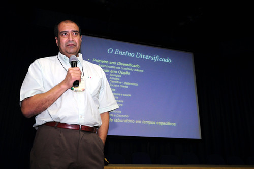 ) professor de astronomia em Uruguai, Julio Daniel Blanco, falou sobre os 100 anos de astronomia no currículo do ensino escolar uruguaio (Foto: César Ferreira)