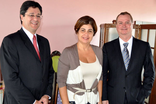 A prefeita Rosinha entre o diretor do BMG, Fábio Belizário, e o vice-presidente executivo Márcio Alaor de Araújo (Foto: Roberto Joia)