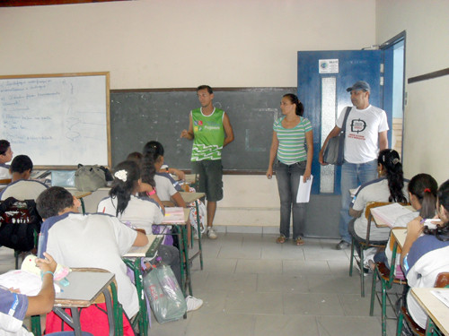 Alunos do Projovem Adolescente atuaram junto com os agentes do CCZ também nas escolas (Foto: Divulgação)