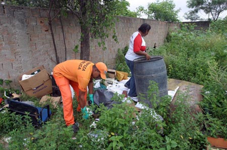 Os agentes de saúde percorrem todo o município no combate à dengue (Foto: Roberto Joia)
