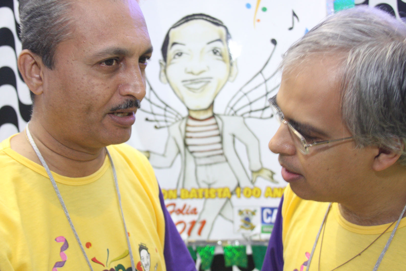 O astrônomo indiano Manoj Pai, da cidade de Ahmedabad, acompanhado do professor de astronomia, Marcelo Oliveiraparticipante do 4º Encontro Internacional de Astronomia e Astronáutica (Foto: Gerson Gomes)