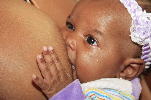 As crianças de 6 meses a 2 anos devem tomar o sulfato ferroso para prevenir a anemia (Foto: Antônio Leudo)