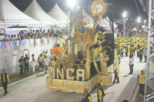 Escola de Samba Onça do Samba traz seu nome no primeiro carro alegórico (Foto: Gerson Gomes)