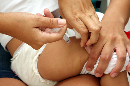 A vacina Prevenar foi aplicada em Campos conjugada com ações educativas (Foto: Gerson Gomes)