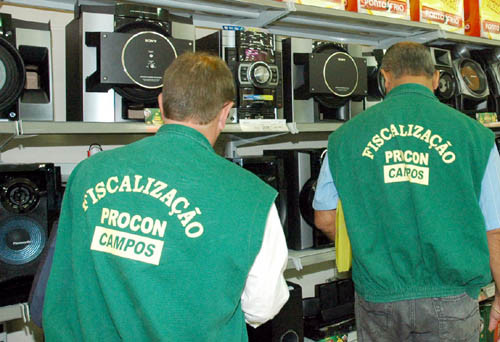 O Procon continua percorrendo as lojas dos principais shoppings do comércio tradicional do Centro da cidade (Foto: Check)