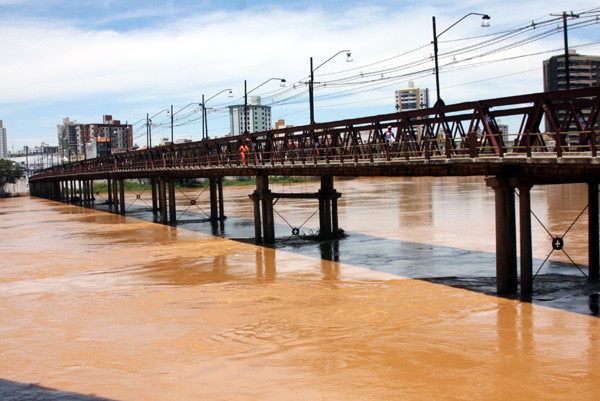 O rio Paraíba do Sul está sendo monitorado pela Defesa Civil (Foto: Gerson Gomes)