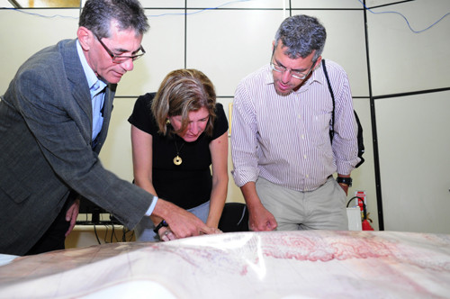 Avelino mostra através de mapa, as regiões citadas no livro de Couto Reys (Foto: César Ferreira)