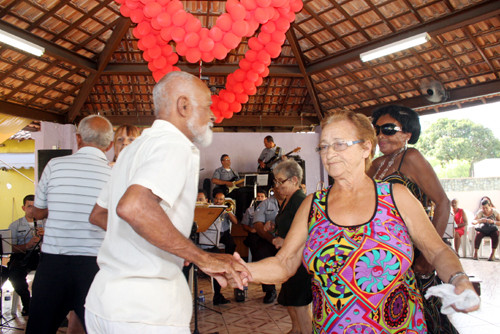 Os bailes estão entre as atividades que os idosos mais gostam (Foto: Rogério Azevedo)