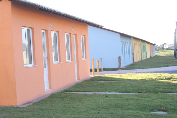 Os beneficiados com as casas começaram a fazer suas mudanças na segunda-feira (Foto: Gerson Gomes)