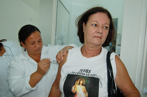 Vacinação prossegue em diferentes postos no município (Foto: Check)